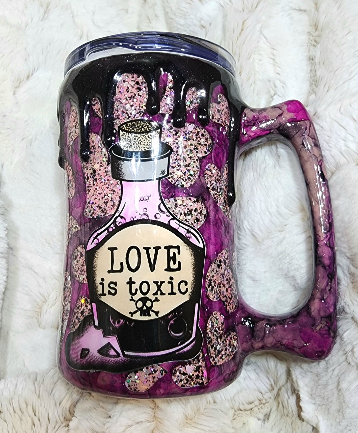 14oz mug Love is Toxic